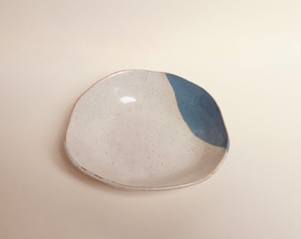 Plato pequeño de cerámica blanco ceniza y azul turquesa. Orgánico. Minimalista. Wabi Sabi. Cocina o decoración.