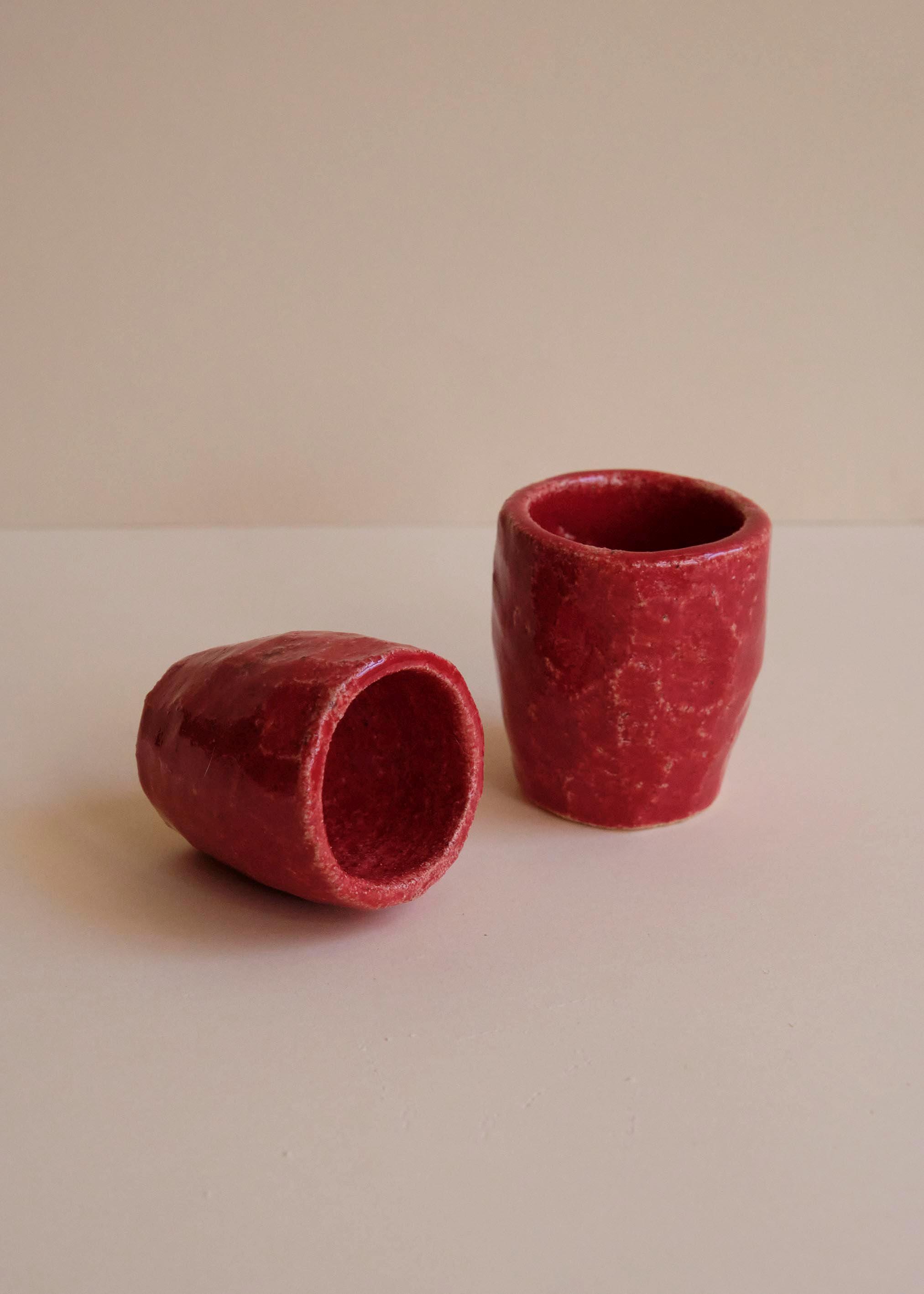 Pareja de vasitos o shots de cerámica para uso culinario y decorativo en rojo.