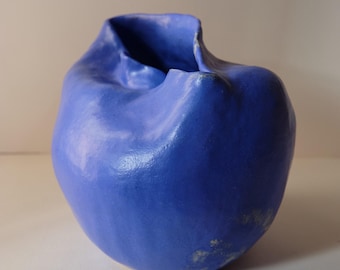 Jarrón Azul Klein. Orgánico. Hecho a mano. Pieza Única.