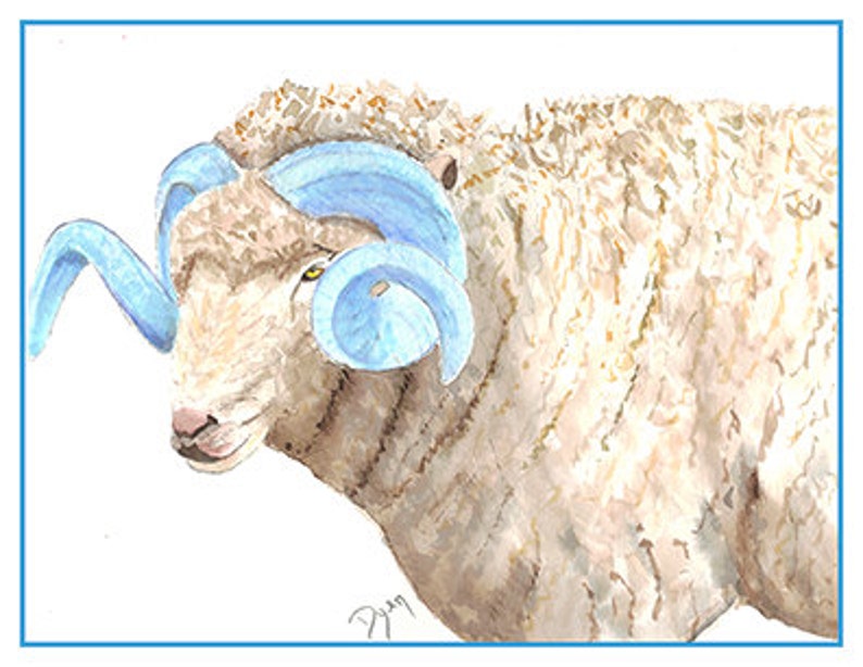 Puede incluir: Una pintura de acuarela de una oveja con grandes cuernos azules rizados. La oveja tiene un pelaje marr&oacute;n claro y una cara blanca.