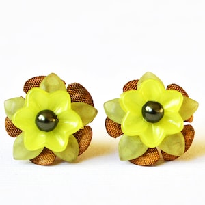 Pendientes de botón de latón y lucita con diseño floral de Mojito, con diseño floral verde, amarillo y de latón