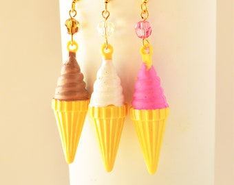 アイスクリームコーンのヴィンテージチャームイヤリング、チョコレート、バニラ、ストロベリー