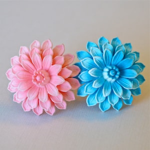 Vintage Plastic Dahlia Brass Ring, Retro Kitsch Ring, Vintage Floral Ring, Spring Floral Ring