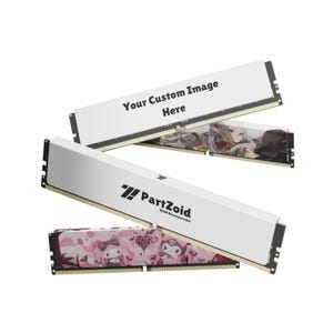 K&ouml;nnte beinhalten: Drei RAM-K&uuml;hlk&ouml;rper mit individuellen Designs. Einer tr&auml;gt den Text 'Your Custom Image Here', ein weiterer zeigt eine Anime-Figur und der dritte pr&auml;sentiert eine rosa gemusterte Grafik mit Zeichentrickfiguren und dem PartZoid-Logo.