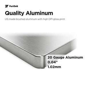 K&ouml;nnte beinhalten: Ein rechteckiges St&uuml;ck aus in den USA hergestelltem geb&uuml;rstetem Aluminium mit hochaufl&ouml;sendem Glanzdruck. Das Material ist 20-Gauge-Aluminium mit einer Dicke von 1,02 mm oder 0,04 Zoll. Der Text PartZoid und 20 Gauge Aluminum ist zu sehen.