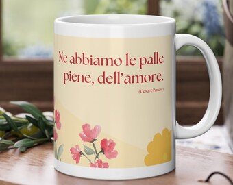 Ne abbiamo le palle piene, dell'amore. Tazza floreale con scritta ironica.