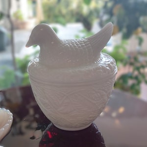 OPALINE - AVON - Sucrier - oiseau sur nid - verre moulé opaline - blanc - vintage - 1970 - 1980 ?