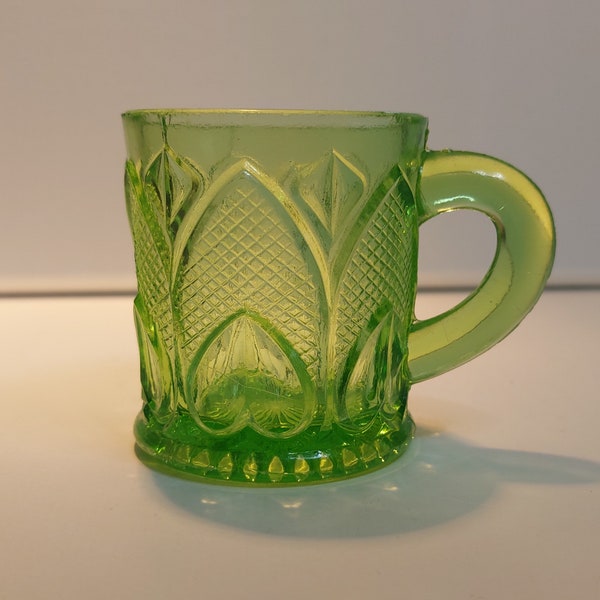 TASSE ancienne - ou BOUGEOIR très charmant - verre VERT moulé - vintage - décor cœurs