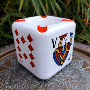 CENDRIER SARREGUEMINES - pièce de collection - signé Sarreguemines DV - 1960 - dé / jeu de cartes - ludique