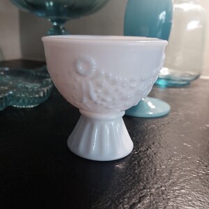 AVON - Coupe en OPALINE - blanc - motif guirlande de fleurs - VINTAGE