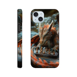 Op de afbeelding: Een rode en oranje draak die schaak speelt op een houten bord. De draak zit op een donkerbruin oppervlak met een groene achtergrond.