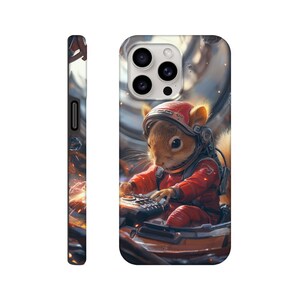 Pode incluir: Uma capa de telefone com um desenho de um esquilo de desenho animado vestindo um traje espacial vermelho e um capacete, pilotando um veículo futurista. O fundo é uma imagem desfocada de uma cena espacial.