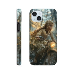 Harde case met een fee die op een fiets rijdt, elf telefoonhoesje met licht aan, fantasiehoes in een schaduwrijk bos met een knap meisje