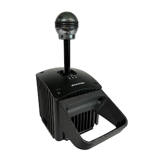 Puede incluir: Palanca de cambios negra con pomo plateado y mango negro. La palanca de cambios tiene un patrón de marchas en la parte superior y la palabra "FANATEC" impresa en el lateral.