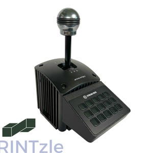 以下が含まれることがあります： 黒いファナテックシフターと、16個のボタンが付いた黒いストリームデッキ。シフターには、1から6までの数字が書かれたギアインジケーターがあります。