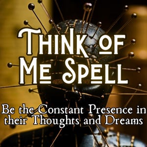 Puede incluir: Una muñeca vudú negra con alfileres clavados en ella. El texto "Think of Me Spell" está escrito en letras blancas sobre la muñeca. El texto "Be the Constant Presence in their Thoughts and Dreams" está escrito en letras blancas debajo de la muñeca.