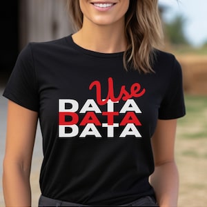 Könnte beinhalten: Ein schwarzes T-Shirt mit dem Text "Use Data Data Data" in weißer und roter Schrift.