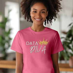 Könnte beinhalten: Rosa T-Shirt mit dem Text "DATA DIVA" in Weiß und einer goldenen Glitzerkrone über dem Text.