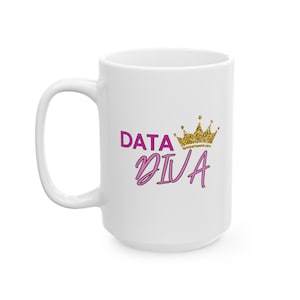 Könnte beinhalten: Weiße Keramiktasse mit einem pinkfarbenen und goldenen Design, auf dem "DATA DIVA" mit einer goldenen Glitzerkrone steht.