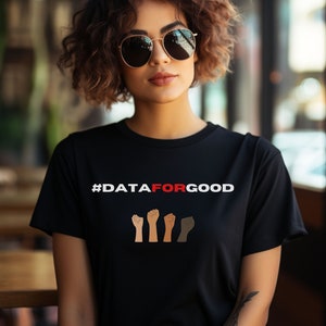 Pode incluir: Camiseta preta com o texto "#DATAFORGOOD" em vermelho e cinco punhos levantados em diferentes tons de pele.