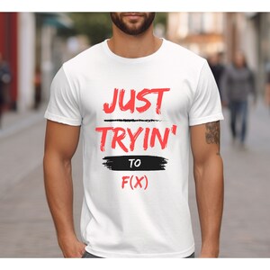 Puede incluir: Camiseta blanca con texto rojo que dice "Just Tryin' to F(x)".