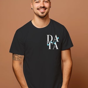 Puede incluir: Una camiseta negra con un gráfico blanco que dice "DATA" con puntos azules que conectan las letras.