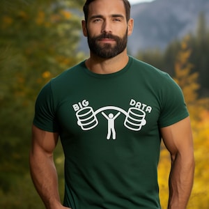 Op de afbeelding: Een groen T-shirt met een witte afbeelding van een persoon die twee database-iconen optilt met de tekst "BIG" en "DATA".