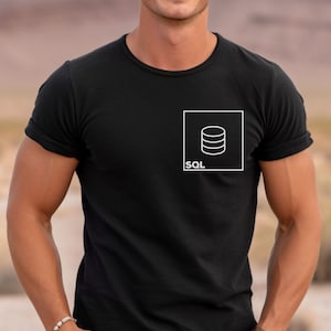 Puede incluir: Una camiseta negra con un gráfico blanco de un icono de base de datos y la palabra "SQL" en la parte delantera.