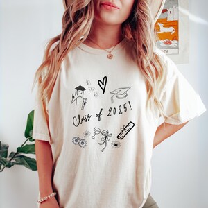 Abschluss-T-Shirt Senior 2025 T-Shirt College-Shirt Graduierung Geschenk Abschluss Jahr Bekleidung Gekritzel Glückwunschgeschenk, Abiturient