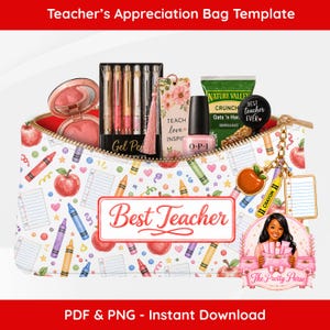 Può includere: Una borsa bianca con cerniera a tema apprezzamento per gli insegnanti, piena di regali come penne, trucco e snack. La borsa presenta un motivo di mele, pastelli e le parole "Best Teacher". È attaccato un ciondolo con un pastello e una mela.