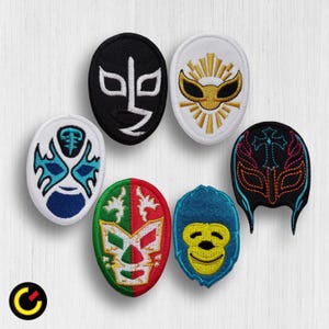 Puede incluir: Siete parches bordados de colores para planchar con diferentes diseños de máscaras de lucha libre. Las máscaras son de varios colores, incluyendo negro, blanco, azul, rojo, verde y amarillo.