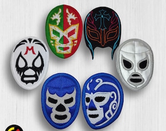 Può includere: Sei toppe ricamate colorate con maschere di lucha libre. Le maschere sono di vari colori, tra cui rosso, verde, bianco, nero, blu e argento. Le maschere hanno diversi design, tra cui un teschio, una croce e un vortice.