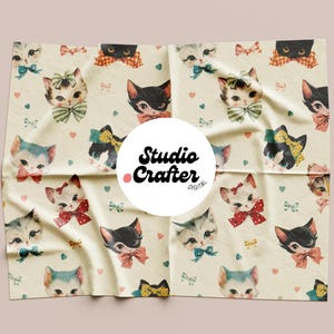 Puede incluir: Una tela de color crema con un patrón repetitivo de gatitos ilustrados de ojos grandes, cada uno con una pajarita o lazo de colores, intercalados con pequeños corazones y lazos. Un logotipo circular blanco dice Studio Crafter Digital.