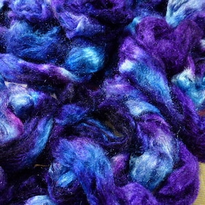 Pu&ograve; includere: Un mucchio di fibra blu e viola, che ricorda una nuvola di colore. La fibra &egrave; morbida e soffice, con un leggero bagliore.