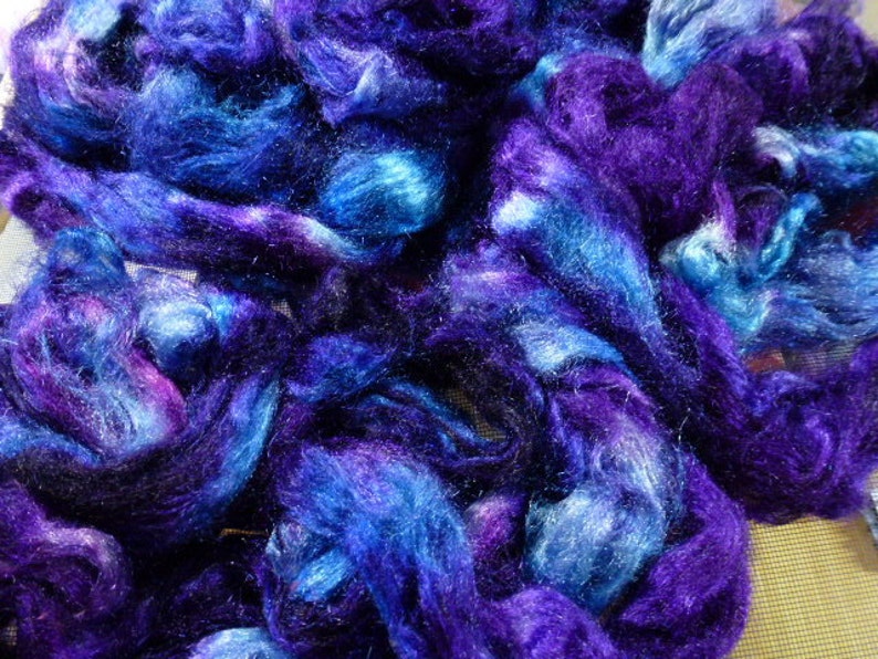 Pu&ograve; includere: Un mucchio di fibra blu e viola, che ricorda una nuvola di colore. La fibra &egrave; morbida e soffice, con un leggero bagliore.