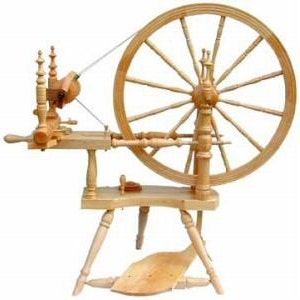Puede incluir: Una rueca de madera de color claro con una gran rueda motriz de radios, un mecanismo de hilado con tornillo de tensi&oacute;n, un banco horizontal y un pedal conectado por una correa de transmisi&oacute;n. La estructura se apoya en cuatro patas torneadas.