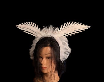 Diadema de polilla blanca y esponjosa. Disfraz para adultos/adolescentes. Hecho por encargo. Halloween. Gorro/diadema para cosplay. Polilla Luna. Polilla blanca. Regalo divertido y original.