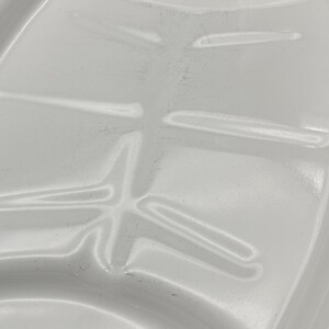 Puede incluir: Bandeja de servir de cer&aacute;mica blanca con un dise&ntilde;o dividido. La bandeja tiene un acabado liso y brillante y es perfecta para servir aperitivos, refrigerios o postres.