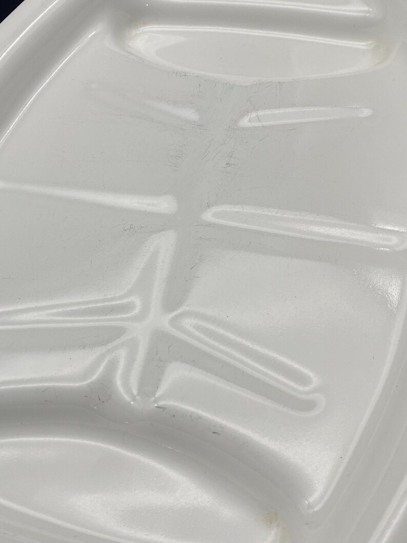 Puede incluir: Bandeja de servir de cer&aacute;mica blanca con un dise&ntilde;o dividido. La bandeja tiene un acabado liso y brillante y es perfecta para servir aperitivos, refrigerios o postres.