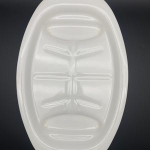 Puede incluir: Plato de servir ovalado blanco con un dise&ntilde;o floral azul alrededor del borde. El plato tiene cuatro secciones hundidas para servir comida.