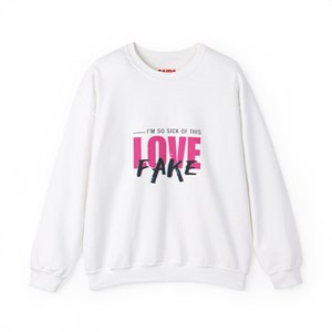 Sudadera blanca fake love hotsell