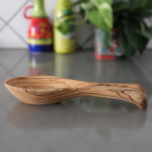 Reposacucharas artesanal de madera de olivo: Decoración rústica para la cocina