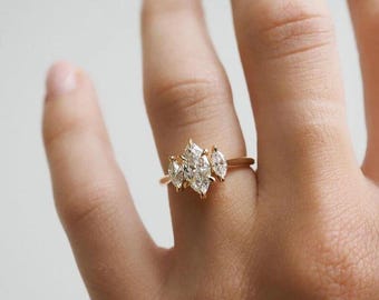 Anel de noivado com três pedras, moissanita em formato marquise, aro em ouro 14K com ajuste confortável.