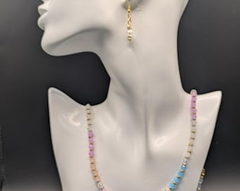 パステルカラーのガラス、クリスタル、ゴールドビーズのネックレスとイヤリングのセット