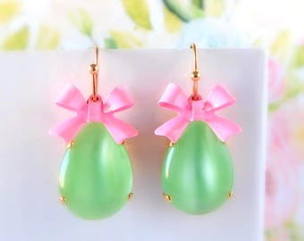 Blass Rosa und Grün Ohrringe, Rosa Schleife Ohrringe, Sommer Schmuck, Peridot Grün und Hellrosa, Geschenk für Sie