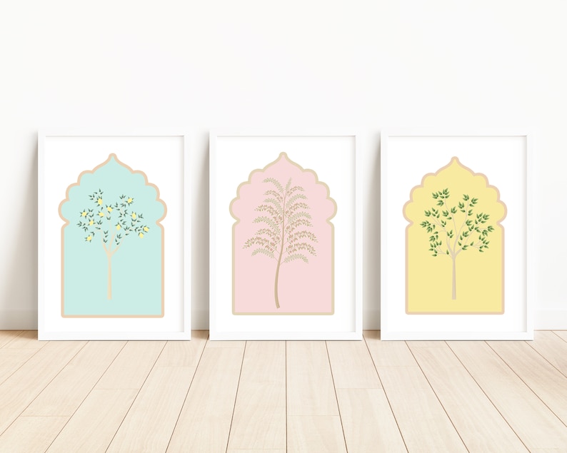 Puede incluir: Tres impresiones enmarcadas con un dise&ntilde;o minimalista que presenta &aacute;rboles estilizados en marcos arqueados. Los marcos son blancos con un fondo azul claro, rosa y amarillo.