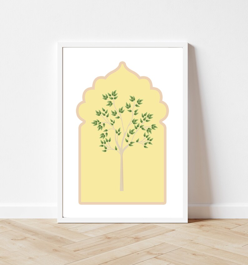 Puede incluir: Una impresi&oacute;n enmarcada de un &aacute;rbol verde estilizado sobre un fondo amarillo. El &aacute;rbol est&aacute; dentro de un arco de color melocot&oacute;n.