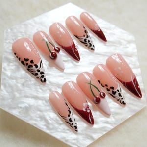Unhas postiças artesanais vermelhas, estampa de leopardo francês, cereja, estilo Y2K, formato amêndoa longo.