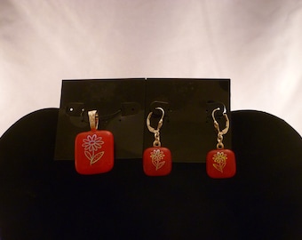 Fleur sur pendentif rouge et ensemble de boucles d’oreilles