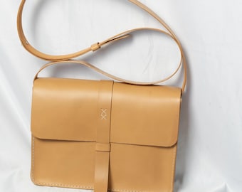 Borsa in pelle cucita a mano, realizzata in pelle italiana conciata al vegetale | Borsa a tracolla | Pelle Buttero